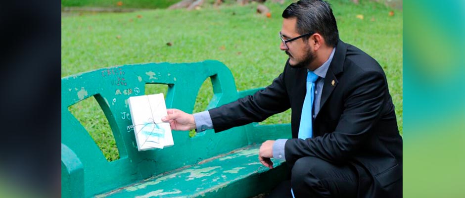 Costa Rica | Diputado deja biblias en un parque en el marco del dia internacional de la Biblia